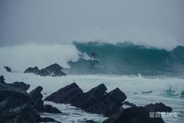 高清摄影 一个男子骑在冲浪板上 surfing于波浪之上