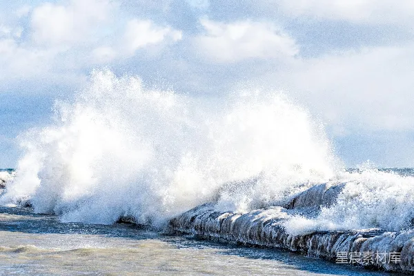 高清摄影 巨大的波浪冲破一道防波堤