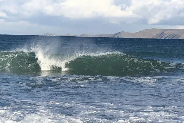 高清摄影 白天海浪拍打在海岸上