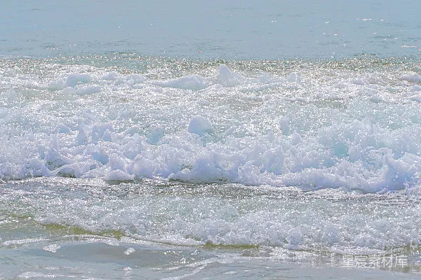高清摄影 海边一个男子骑在海浪上的冲浪板上
