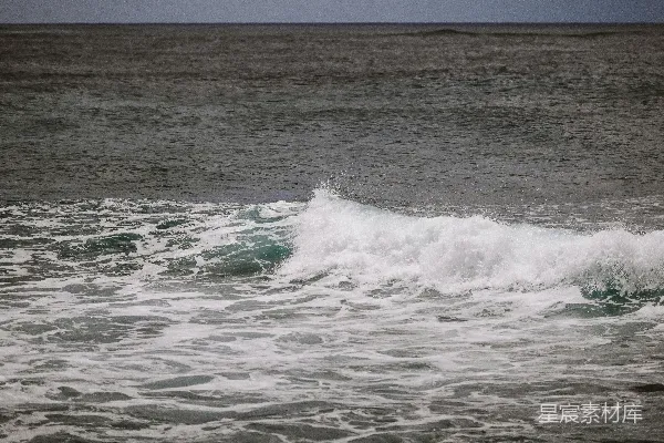 高清摄影 一片波涛汹涌、浪花翻卷的暗色海洋。