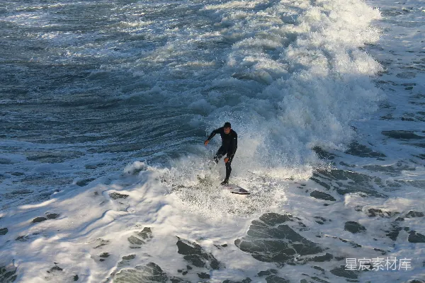 高清摄影 一个男子骑在冲浪板上 surfing于波浪之上