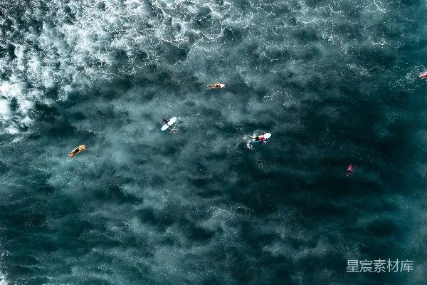 高清摄影 一群人在波浪上乘坐冲浪板在海中游玩