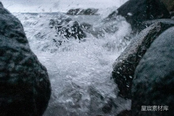 高清摄影 海水冲击着黑色的岩石