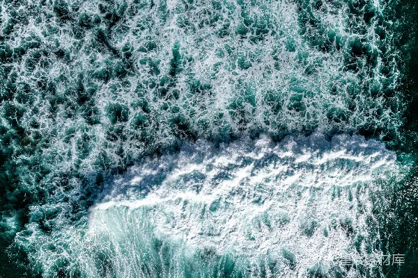 高清摄影 海洋波浪的 aerial 观察视角，破浪而出。