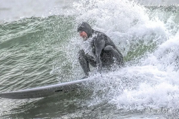 高清摄影 海洋中一名男子在波浪上滑板行驶
