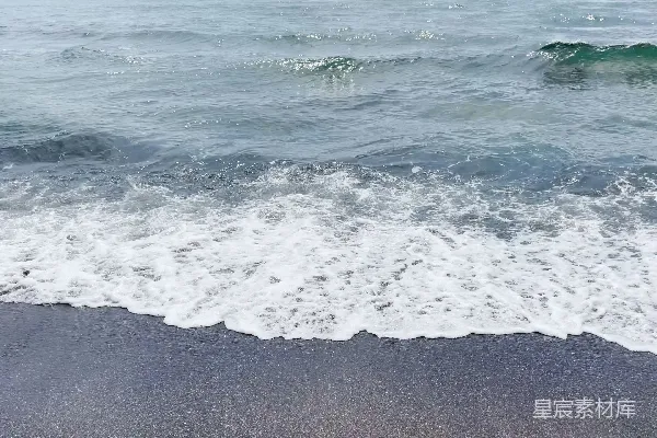 高清摄影 白天海浪拍打在岸边