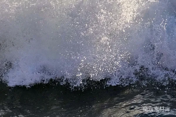 高清摄影 一个男人骑在冲浪板上 surfing于波浪之上