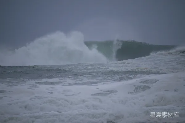 高清摄影 暴风雨天空下 crashing 的 海浪 沸腾