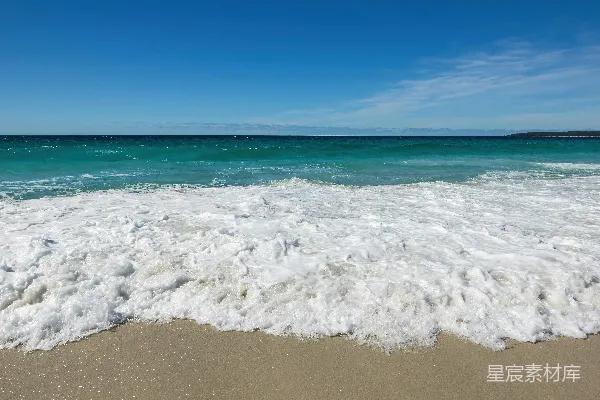 高清摄影 一片沙白的海滩，海水时而涌进，时而出现。