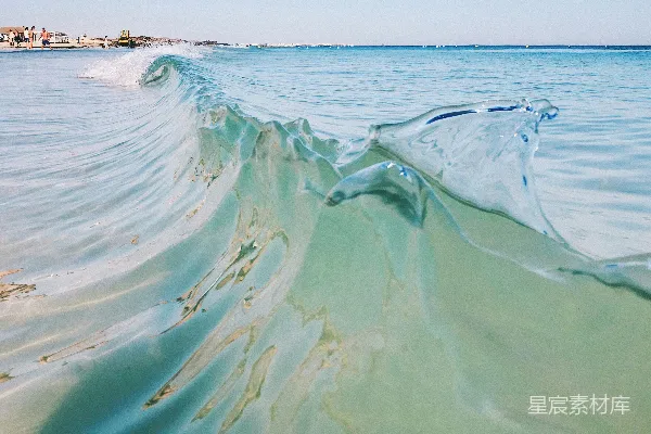 高清摄影 白天海浪拍打在岸边