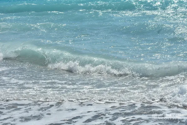 高清摄影 海滩上波浪拍打的声响