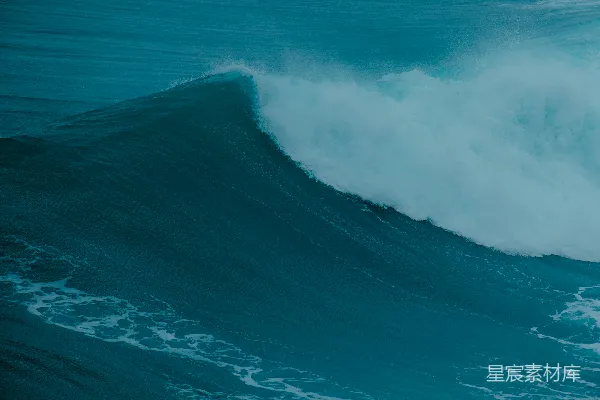 高清摄影 一个男子骑在冲浪板上 surfing在波浪之上