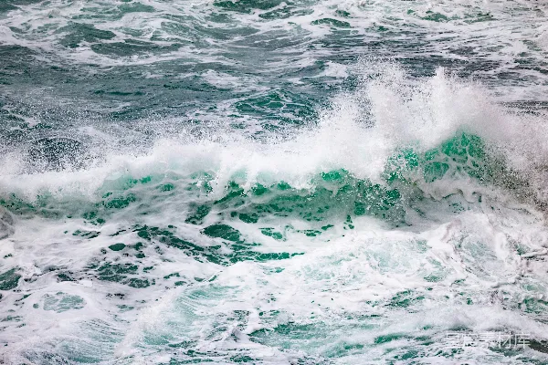 高清摄影 海边一个男子站在冲浪板上波峰上 Riding a surfboard atop a wave on the beach