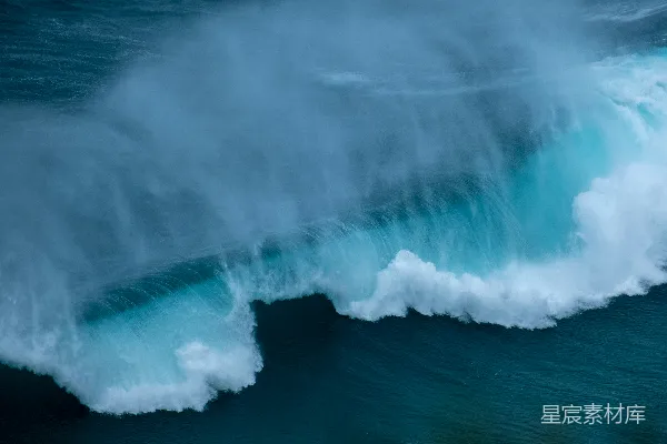 高清摄影 巨大的波浪冲破海面顶部