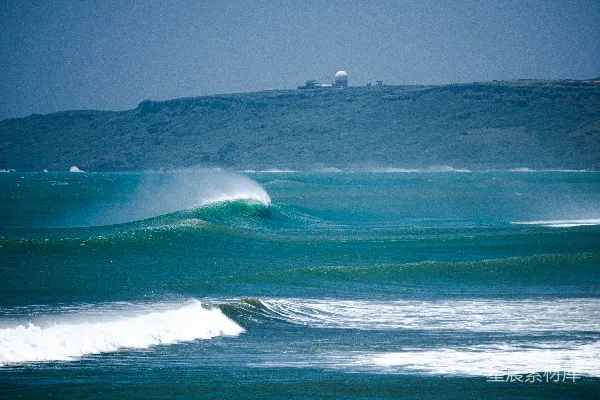 高清摄影 一个骑手在冲浪板上 surfing atop a wave