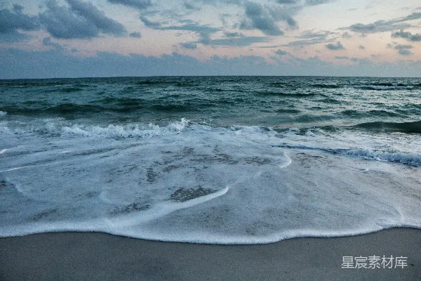 高清摄影 海边日落时的海浪拍打岸边