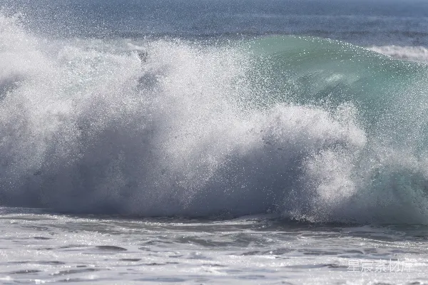 高清摄影 男子站在冲浪板上 surfing于波浪之上。