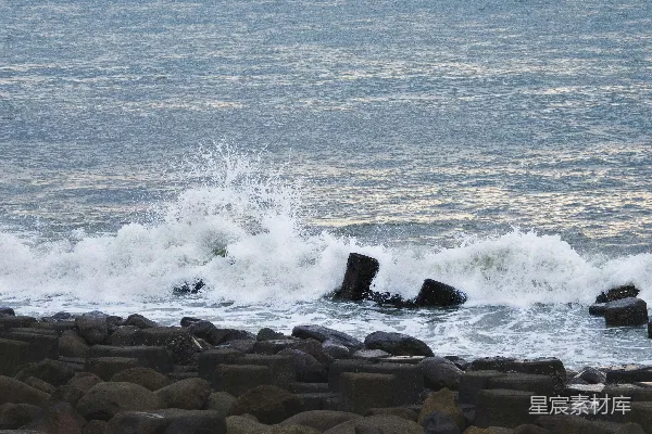 高清摄影 海浪在白天拍打岩石。