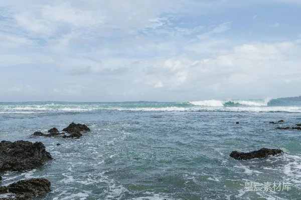 高清摄影 海浪在乌云密布的天空下撞击岩石。