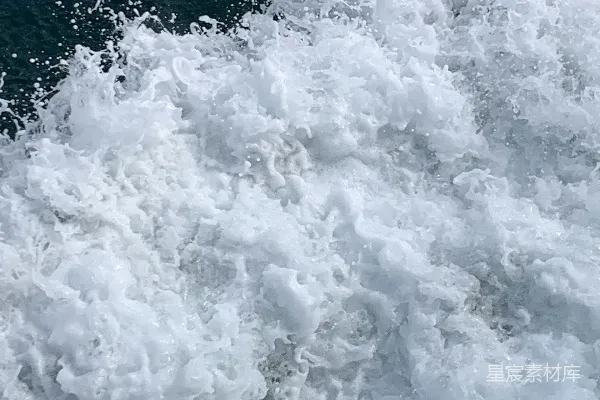 高清摄影 海洋中一个骑着冲浪板的人在波浪上。