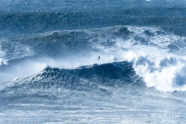 高清摄影 一个男子骑在冲浪板上 surfing于波浪之上
