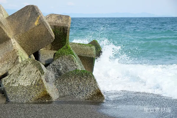 高清摄影 白天海边灰色和绿色岩石的形成