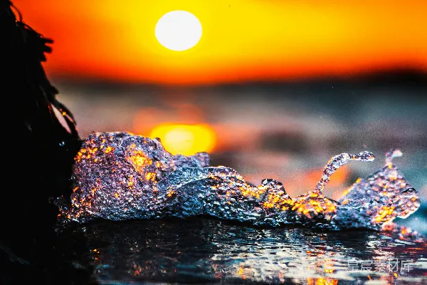 高清摄影 背景中有夕阳的一处特写镜头中的水面