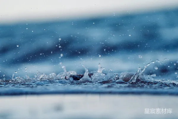 高清摄影 海洋表面溅起水花。