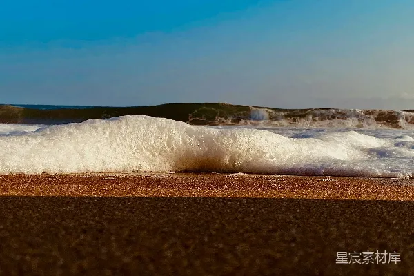 高清摄影 白天海浪拍击海岸的景象