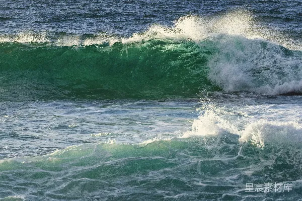 高清摄影 蓝色的波浪撞击着岩石海岸