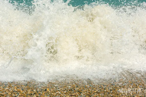 高清摄影 一块冲浪板放在海滩上靠近海浪旁边