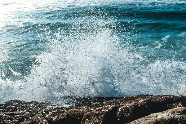 高清摄影 海边的海浪冲撞着岩石。