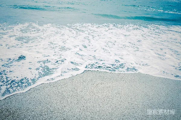 高清摄影 海浪在白天拍击岸边