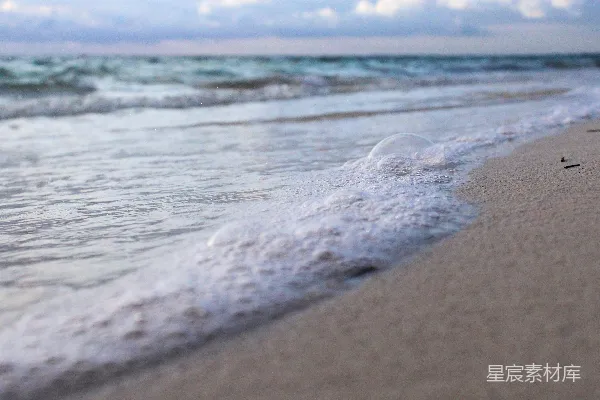 高清摄影 海滩上的一处特写镜头：波浪