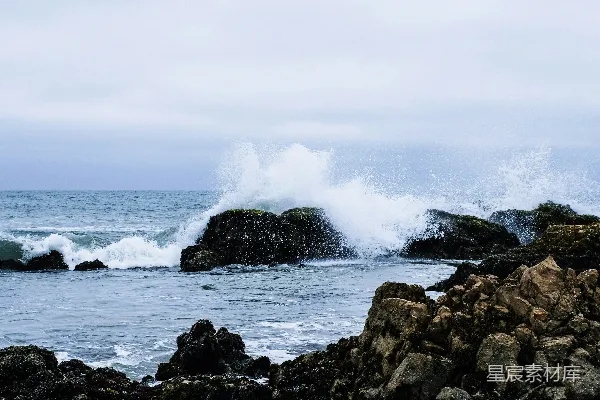 高清摄影 海浪撞击着岩石大海中