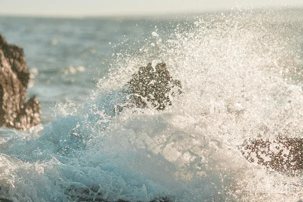 高清摄影 海浪拍打着岩石海岸。