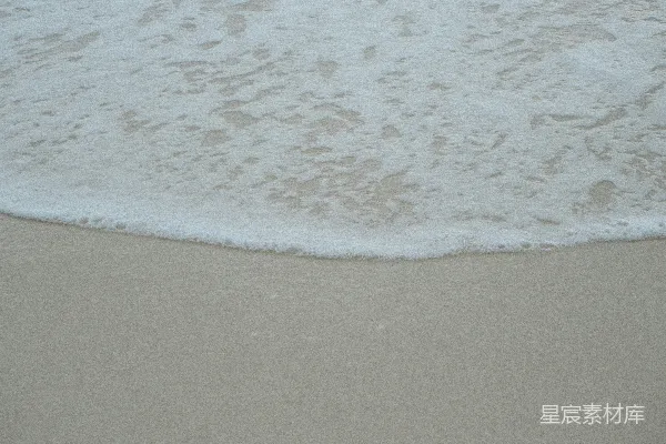 高清摄影 柔和的海浪拍打着沙滩