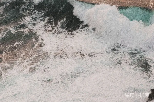 高清摄影 白天海浪拍打在岸边