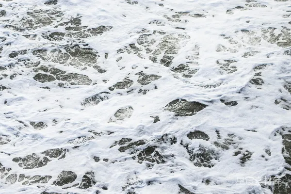 高清摄影 水面漂浮的白色气泡