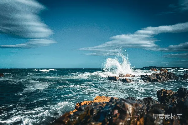高清摄影 阳光明媚的一天，波浪拍打着岩石海岸。