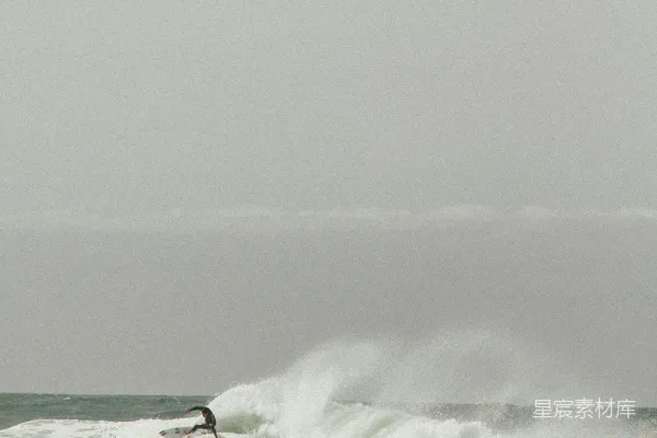 高清摄影 冲浪者在巨浪上 surfing a massive wave