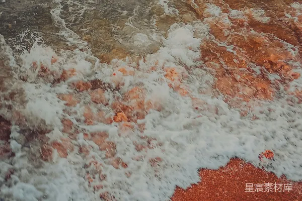 高清摄影 海滩上浪花拍打着沙子。