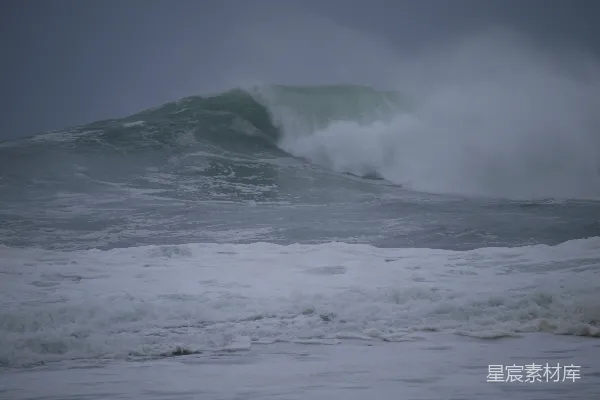 高清摄影 汹涌的大海中传来巨大的波浪 crashing 改为 crashing 的目的是为了更好地传达出冲击和震撼的感觉，更符合原文的气势。