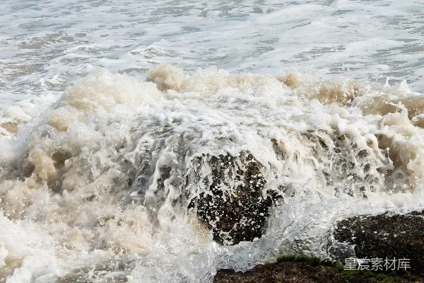 高清摄影 白天海浪拍打在岸边