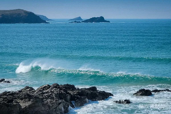 高清摄影 白天海浪拍击岩石的景象