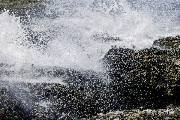 高清摄影 白天海浪在岩石海岸上拍打