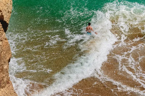 高清摄影 一个男人骑在冲浪板上 surfing atop a wave