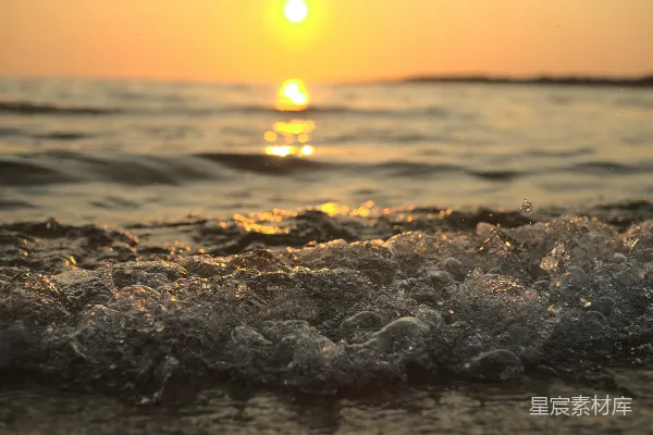 高清摄影 夕阳落下海浪之上