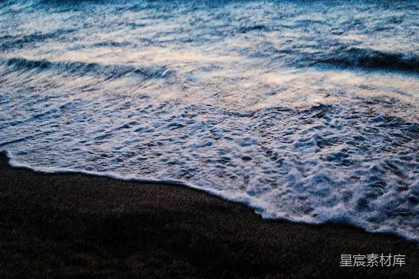 高清摄影 海边白天海浪拍击海岸的景象